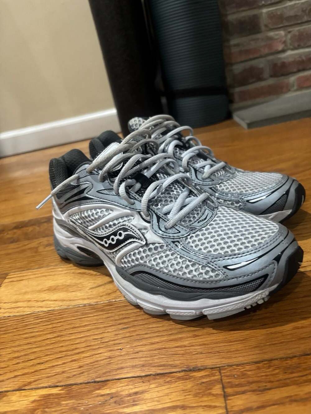 Saucony ProGrid Omni 9 Silver Gray Black Sneakers Unisex Size 10.5